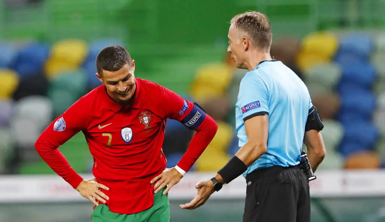 Striker Portugal, Cristiano Ronaldo, melakukan protes kepada wasit saat melawan Spanyol pada laga uji coba di Stadion Jose Alvalede, Kamis (8/10/2020). Kedua tim bermain imbang 0-0. (AP Photo/Armando Franca)