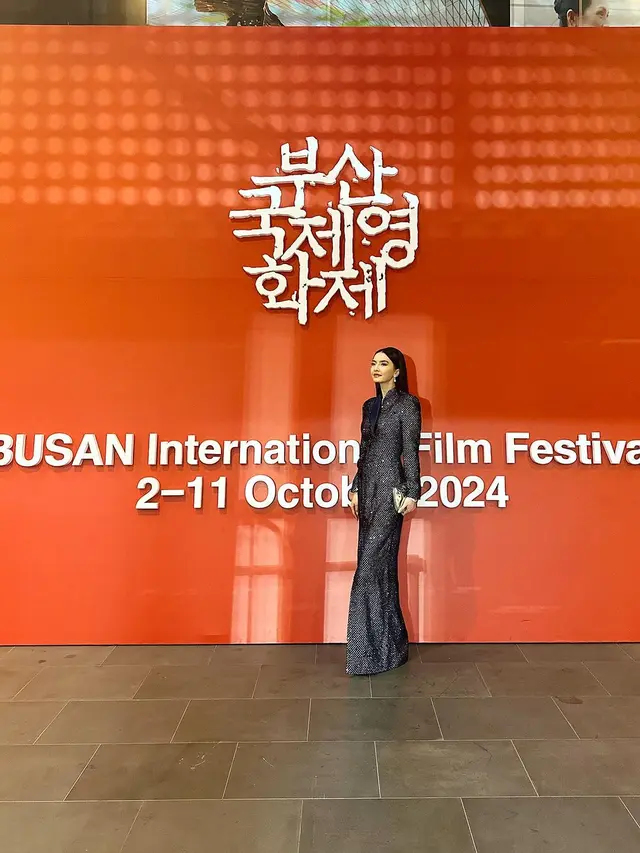 6 Pesona Elegan Khas Perempuan Indonesia Raline Shah, Jadi Pembaca Nominasi di Busan International Film Festival 2024