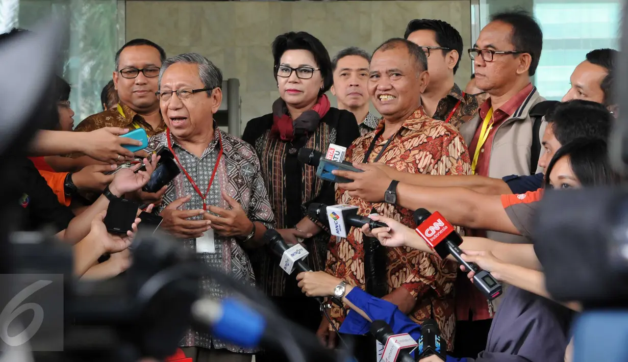Guru Besar Sosiologi UI Bambang Widodo Umar dan Ketua KPK Agus Rahardjo memberikan keterangan pers di depan KPK, Jakarta, Jumat (19/2). Rektor dan sejumlah guru besar menyampaikan dukungan penolakan terhadap revisi UU KPK. (Liputan6.com/Helmi Afandi)