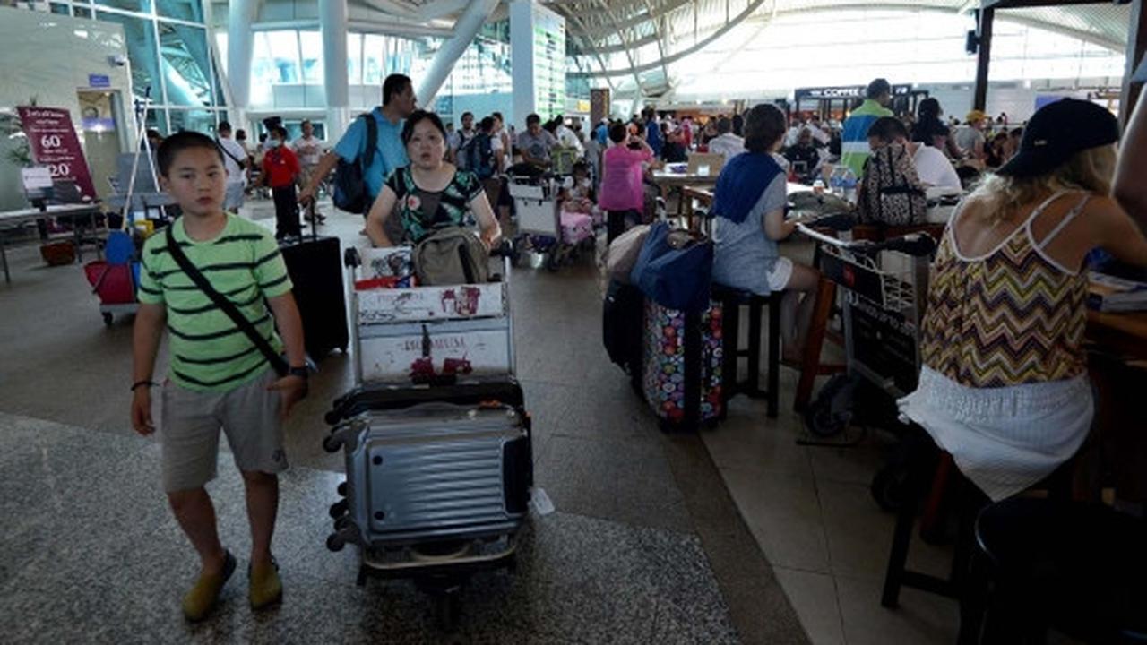 Kegelisahan penumpang di Ngurah Rai batal terbang karena abu Raung