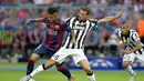 Neymar (kiri) bertarung memperebutkan bola dengan Claudio Marchisio di laga final Liga Champions 2014-2015 di Olympiastadion, Berlin, Minggu (7/6/2015). Barcelona keluar sebagai pemenang dengan skor 3-1. (AFP Photo/Oliver Lang)