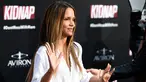 Halle Berry menyapa awak media saat menghadiri pemutaran film barunya "Kidnap" di ArcLight Hollywood di Los Angeles (31/7). Aktris 50 tahun ini tampil seksi dengan rok mini army dengan busana putih. (Photo by Chris Pizzello/Invision/AP)