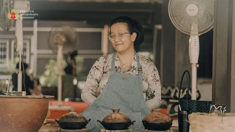 Aksi Para Putri Sultan HB X Masak Apem di Dapur Keraton Yogyakarta, Bersila Depan Tungku Dibalut Kebaya