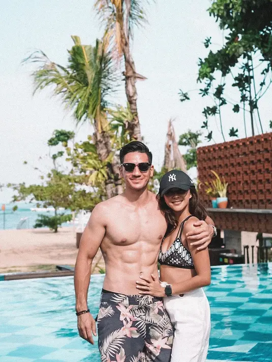 Nah ini dia foto yang bikin warganet heboh. Liat deh, mereka berdua cocok banget, bukan? Caption Instagramnya saja "Good morning, my sexy man 💋💋" lho. (Liputan6.com/Instagram/@nanamirdad_)
