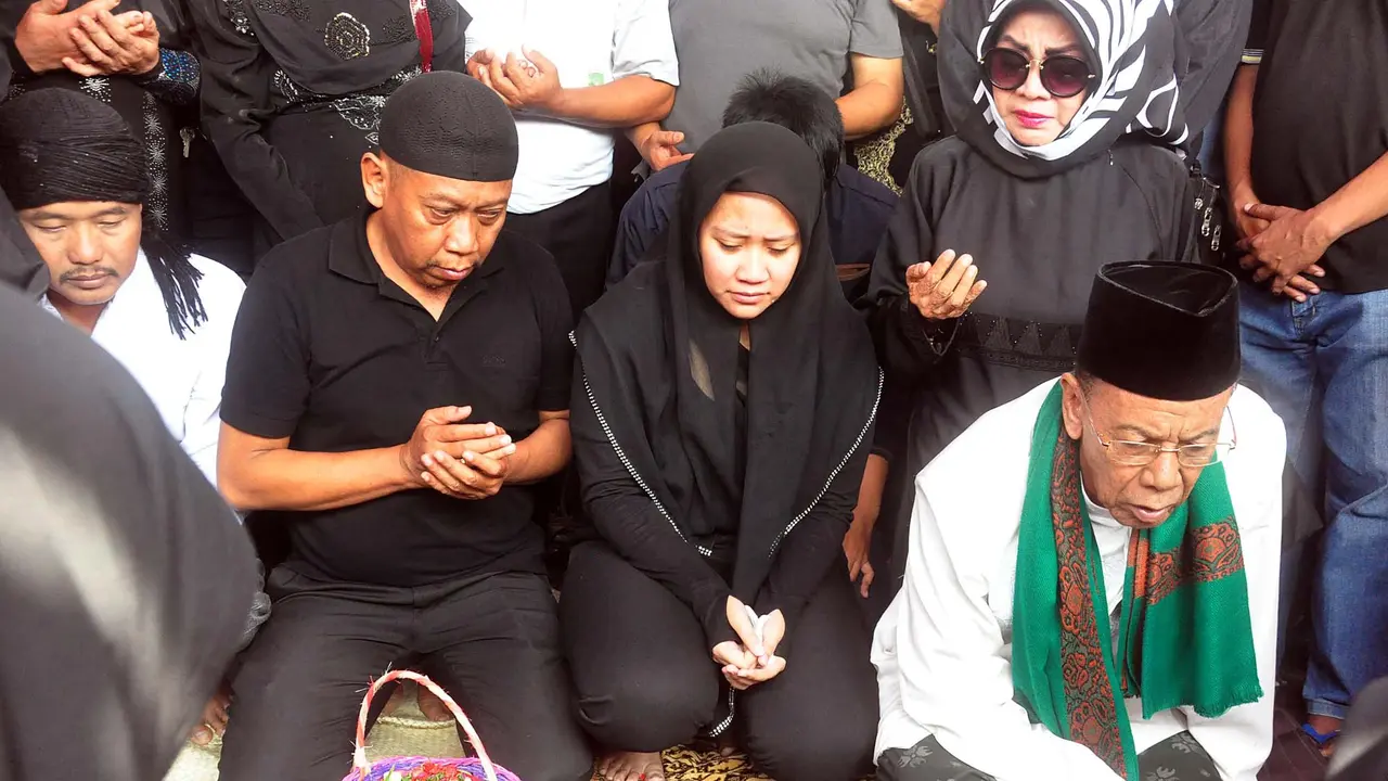 [Bintang] Pemakaman Alm. Hj. Susiana (Istri Tukul Arwana)