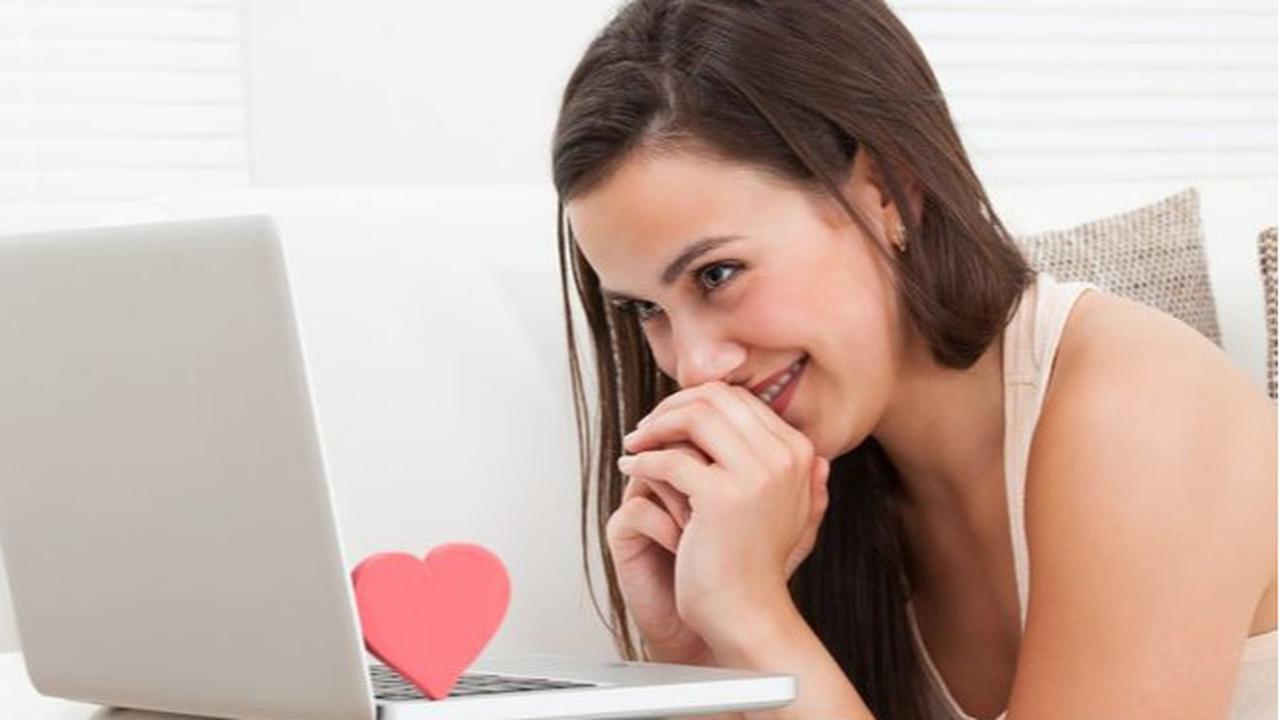 Perhatikan Chat-nya, 5 Tanda Pria Tertarik Padamu Melalui Pesan