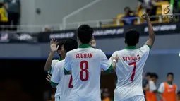Pemain timnas futsal Indonesia Syauqi Saud (kanan) melakaukan selebrasi usai mencetak gol ke gawang Vietnam pada laga ketiga futsal SEA Games 2017 di Shah Alam, Malaysia, (25/8). Timnas futsal Indonesia kalah dengan skor 1-4. (Liputan6.com/Faizal Fanani)