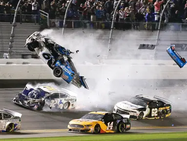 Mobil yang dikendarai Ryan Newman (6) terbang ke udara saat terlibat kecelakaan dalam NASCAR Daytona 500 di Daytona International Speedway, Daytona Beach, Florida, Amerika Serikat, Senin (17/2/2020). Mobil yang dikendarai Ryan terbalik usai bersenggolan dengan pembalap lain. (AP Photo/Terry Renna)