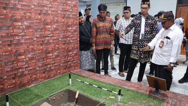 Putra dari calon presiden (capres) nomor urut 3 Ganjar Pranowo, Muhammad Zinedine Alam Ganjar berkunjung ke kawasan bersejarah di Serang, Banten pada Selasa 16 Januari 2024.