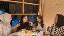 Ayu Ting Ting tampak begitu nyaman ngobrol dengan para sahabatnya ini. Ia juga tampil sederhana dengan kemeja lengan panjang dan kerudung bernuansa gelap. Ada netizen yang memprediksi kalau mereka ini akan menjadi bridesmaid di pernikahan Ayu dengan Lettu Fardhana. (Liputan6.com/IG/@ayutingting92)