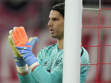 Kiper Bayern Munchen, Yann Sommer saat melawan RB Leipzig pada laga Bundesliga di Stadion Red Bull Arena, Sabtu (21/1/2023). Bayern Munchen harus puas bermain imbang saat bertandang ke markas RB Leipzig. (AP Photo/Matthias Schrader)