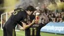 Pemain Los Angeles FC Ilie Sánchez dan José Cifuentes melakukan selebrasi usai mencetak gol ke gawang LA Galaxy. (AP/Kyusung Gong)