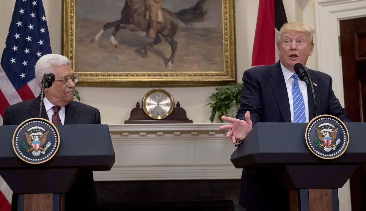 Presiden Palestina, Mahmoud Abbas menyimak Presiden AS, Donald Trump memberikan ketarangan saat melakukan pertemuan di Gedung Putih, Washington, AS (3/5). (AFP Photo/Nichola Kamm)