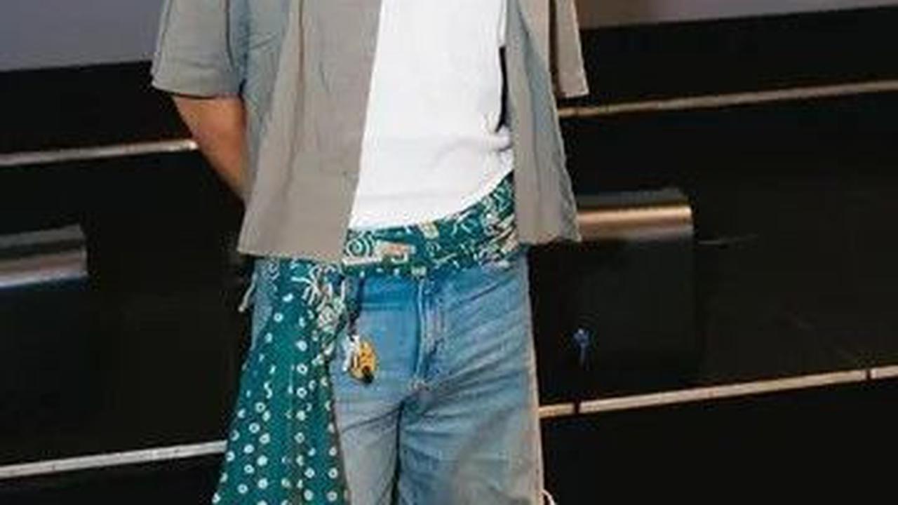 Abidzar terlihat keren dengan paduan kaus putih, cropped shirt abu-abu, celana jeans, dan selendang batik hijau sebagai belt.