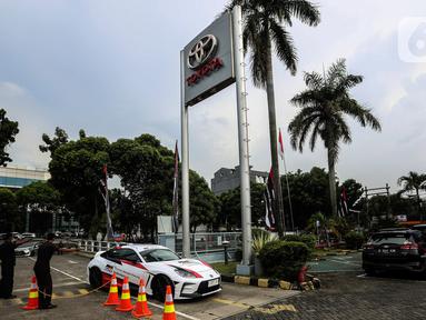 Salah satu mobil Toyota dengan sentuhan GAZOO Racing (GR) saat acara GR Zone Pertama di Cabang Auto2000 Tebet Saharjo, Jakarta, Rabu (7/12/2022). Auto2000 menghadirkan GR Zone untuk memberikan akses yang lebih dekat dan lebih mudah kepada masyarakat terhadap seluruh informasi dan excitement Toyota Gazoo Racing di Cabang Auto2000 Tebet Saharjo Jakarta. (Liputan6.com/Johan Tallo)
