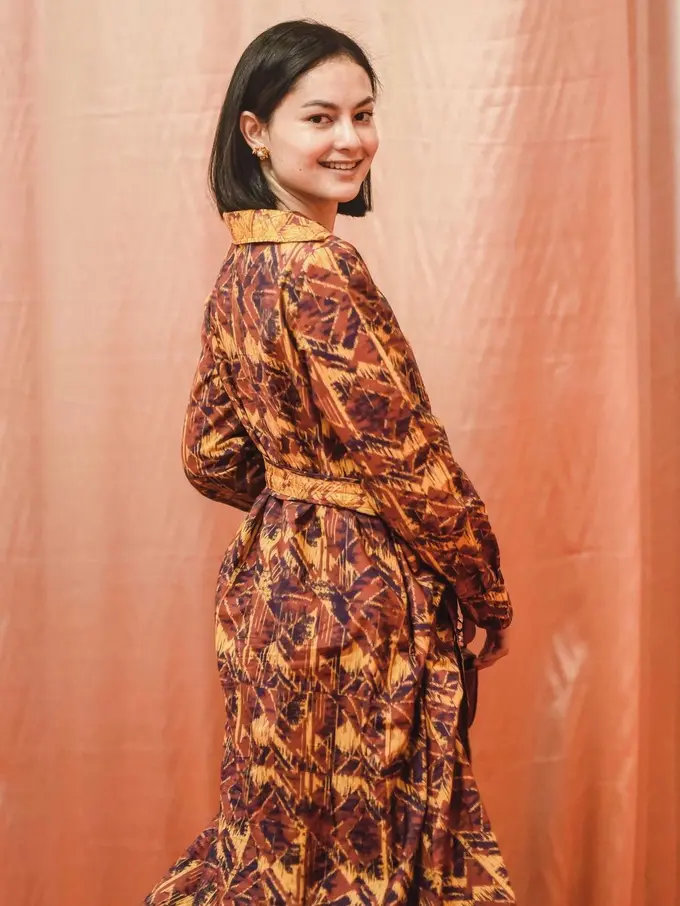 8 Gaya Clara Bernadeth Penuh Pesona Kenakan Kebaya dan Kain Nusantara