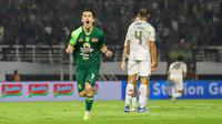 Pemain asing Persebaya Surabaya, Francisco Rivera, berselebrasi setelah mencetak gol ke gawang Persib Bandung dalam laga pekan 25 BRI Liga 1 2024/2025 di Stadion Gelora Bung Tomo, Surabaya, Sabtu (1/3/2025) malam WIB. (Bola.com/Aditya Wany)