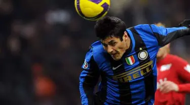 Aksi sundulan kepala striker Inter Milan asal Argentina, Julio Ricardo Cruz, di laga lanjutan Serie A melawan Cagliari di San Siro Stadium, Milan, 10 Januari 2009. AFP PHOTO / GIUSEPPE CACACE 