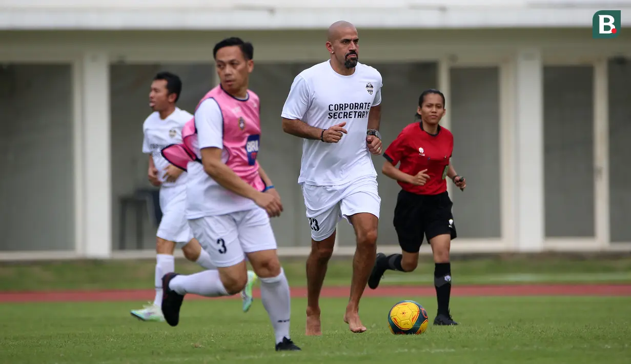 <p>Legenda sepak bola Argentina, Juan Sebastian Veron bermain tanpa alas kaki pada acara puncak BRImo Future Garuda yang bertajuk FOURFEO Mini Tournament di Stadion Madya, Jakarta, Kamis (01/06/2023). (Bola.com/Bagaskara Lazuardi)</p>