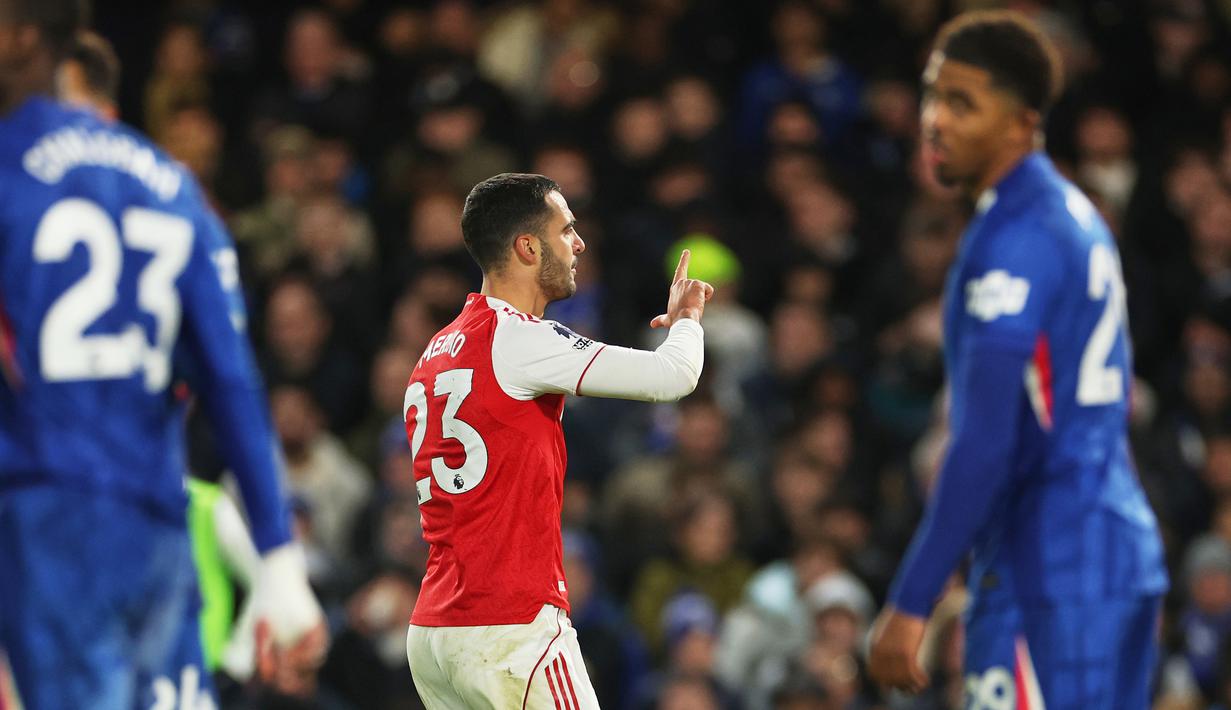 Pemain Arsenal, Mikel Merino melakukan selebrasi setelah mencetak gol ke gawang Chelsea dalam laga lanjutan Liga Inggris 2025/2026 di Stamford Bridge, London, Minggu (30/11/2025). (AP Photo/Ian Walton)