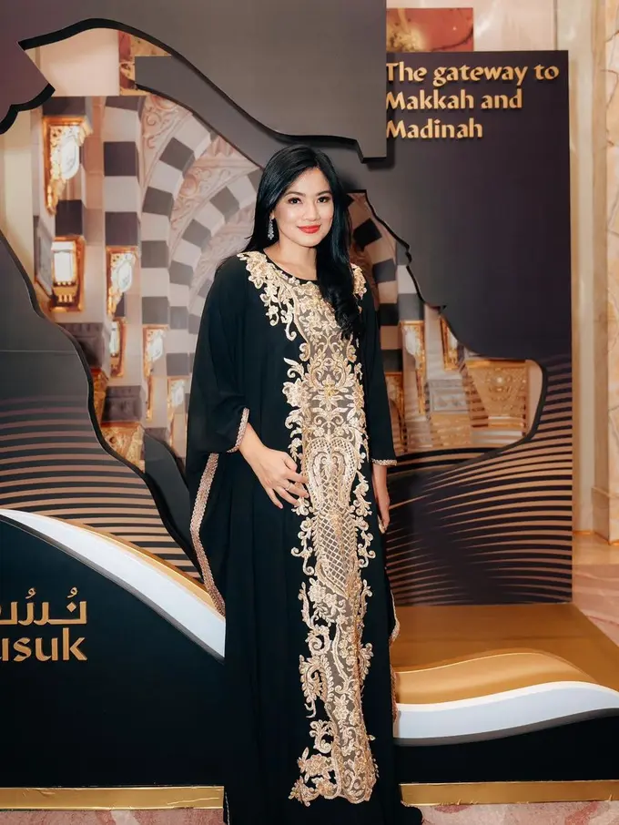 Gaya Santun Tapi Elegan dari Titi Kamal Kenakan Kaftan Hitam Gold, Vibesnya Sultan Banget