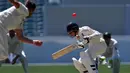 Pemain Inggris Mason Crane (kanan) menghindari bola yang dilempar pemain Cricket Australia XI, Paceman Jackson Coleman saat bertanding pada hari kedua pertandingan empat hari Ashes di Adelaide Oval di Adelaide (9/11). (AFP Photo/Saeed Khan)