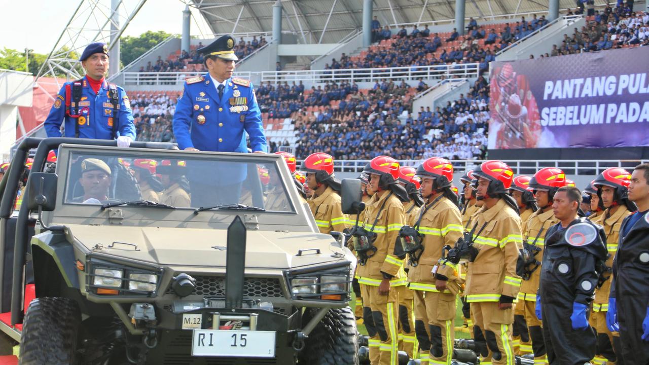 Wamendagri Akhmad Wiyagus saat menjadi Inspektur Upacara Peringatan HUT ke-107 Damkar dan Penyelamatan, HUT ke-76 Satpol PP, serta HUT ke-64 Satlinmas di Stadion Gelora Sriwijaya
