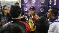 Pelatih T-Team FC, Rahmad Darmawan melayani wawancara media seusai laga melawan ATM FA pada play-off MSL 2016 di Stadion Perak, Ipoh, Sabtu (30/1/2016). T-Team berhak promosi ke MSL seusai menang 2-1 atas ATM FA. (Bola.com/Nicklas Hanoatubun)