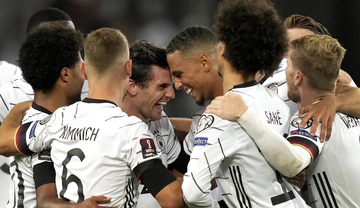 Gelandang Jerman, Jonas Hofmann (kiri tengah) berselebrasi dengan rekan satu timnya usai mencetak gol ke gawang Armenia pada pertandingan grup J Kualifikasi Piala Dunia 2022 di stadion Mercedes-Benz Arena di Stuttgart, Jerman, Senin (6/9/2021). Jerman atas Armenia 6-0. (AP Photo/Matthias Schrader)