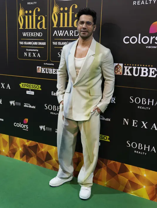 Aktor Bollywood Varun Dhawan tiba untuk menghadiri penghargaan International Indian Film Academy (IIFA) Awards ke-23 di Abu Dhabi, Uni Emirat Arab, Jumat, 26 Mei 2023. (AP Photo/Kamran Jebreili)