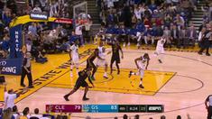 Berita video game recap NBA 2017-2018 antara Golden State Warriors melawan Cleveland Cavaliers dengan skor 99-92.