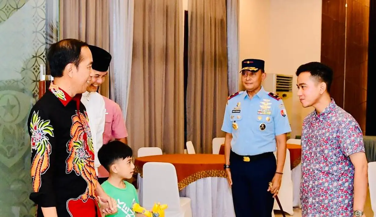 <p>Wali Kota Surakarta Gibran Rakabuming Raka ikut menyambut kepulangan Jokowi. (Foto: Lukas - Biro Pers Sekretariat Presiden)</p>