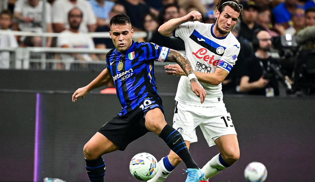 I Nerazzurri mendominasi pertandingan sejak menit awal dan unggul pada menit ke-7 setelah pemain Atalanta, Berat Djimsiti melakukan kesalahan yang berujung pada gol bunuh diri. (Piero CRUCIATTI/AFP)