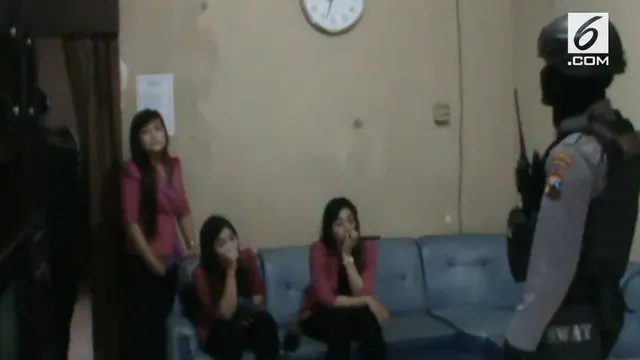 VIDEO: Rumah Prostitusi dan Penjual Miras Digerebek Polisi