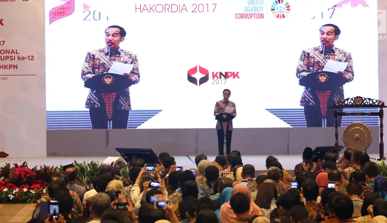 Presiden Jokowi memberi sambutan saat memperingati hari Antikorupsi Dunia, Jakarta, Senin (11/12). Jokowi mengutarakan keheranannya masih ada pejabat yang melakukan korupsi, padahal sudah banyak pejabat yang ditangkap KPK. (Liputan6.com/Angga Yuniar)