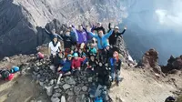 Para pendaki dari Open Trip Basecamp Bu Soeto saat berfoto bersama di atas Puncak Sejati Gunung Raung Jatim (Dok. Humas Basecamp Bu Soeto / Nefri Inge)