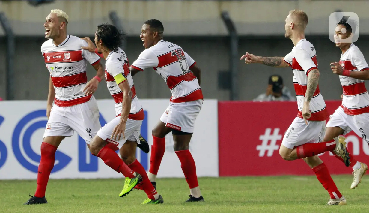 Para pemain Madura United merayakan gol yang dicetak oleh Jaimerson ke gawang PSS Sleman pada laga Piala Menpora 2021 di Stadion Si Jalak Harupat, Bandung, Jawa Barat, Selasa (23/3/2021). Madura United menang 2-1 atas PSS Sleman. (Bola.com/M Iqbal Ichsan)