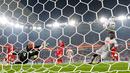 Pemain Swiss Breel Embolo mencetak gol ke gawang Serbia yang dijaga Vanja Milinkovic-Savic pada pertandingan sepak bola Grup G Piala Dunia 2022 di Stadion 974, Doha, Qatar, 2 Desember 2022. Swiss melaju ke babak 16 besar Piala Dunia 2022 setelah mengalahkan Serbia dengan skor 3-2. (AP Photo/Martin Meissner)