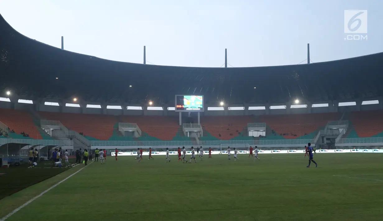 Suasana lapangan saat saat laga Bahrain melawan Korea Utara dihentikan sementara akibat lampu mati pada  PSSI Anniversary Cup 2018 di Stadion Pakansari, Kab Bogor, Kamis (3/5). Laga dimenangkan Bahrain 4-1. (Liputan6.com/Helmi Fithriansyah)