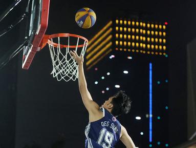 Pebasket dari SMA 6 Jakarta, Deg Sung, berusaha memasukkan bola saat melawan SMA Dian Harapan  di Pacific Garden, Tangerang, Minggu (28/4/2024). (Bola.com/M Iqbal Ichsan)