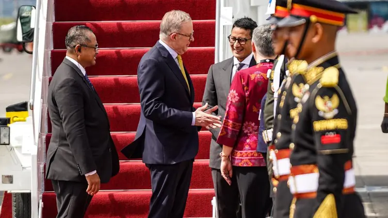 Hadiri KTT G20 Bali, PM Australia Tiba di Bandara Disambut Sandiaga Uno