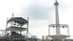 Sebuah panggung hiburan yang akan digunakan untuk perayaan malam Tahun Baru di Monas, Jakarta, Sabtu (30/12). Di panggung itu akan tampil sejumlah artis dengan persembahan aneka hiburan untuk menyambut tahun baru 2018. (Liputan6.com/Immanuel Antonius)