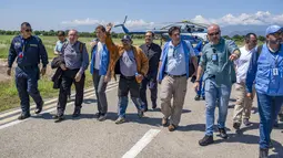 Setelah berhari-hari melakukan negosiasi, para pemberontak menyerahkan ayah Luis Diaz di sebuah lokasi yang dirahasiakan di pegunungan Serrania del Perija di perbatasan dengan Venezuela. (Esteban VANEGAS / United Nations Verification Mission in Colombia / AFP)