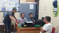 Polisi menangkap suami yang nekat menjambret istrinya sendiri. (Foto: Liputan6.com/Hendro Ary Wibowo)