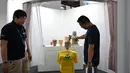 Seorang pengunjung memukul boneka kayu menyerupai Presiden AS, Donald Trump pada pameran Consumer Electronics Show Asia (CES Asia) di Shanghai, China, 11 Juni 2019. Benda ini dipajang di salah satu kios milik divisi AI robot dan internet (IoT) perusahaan Soliton Systems. (HECTOR RETAMAL / AFP)