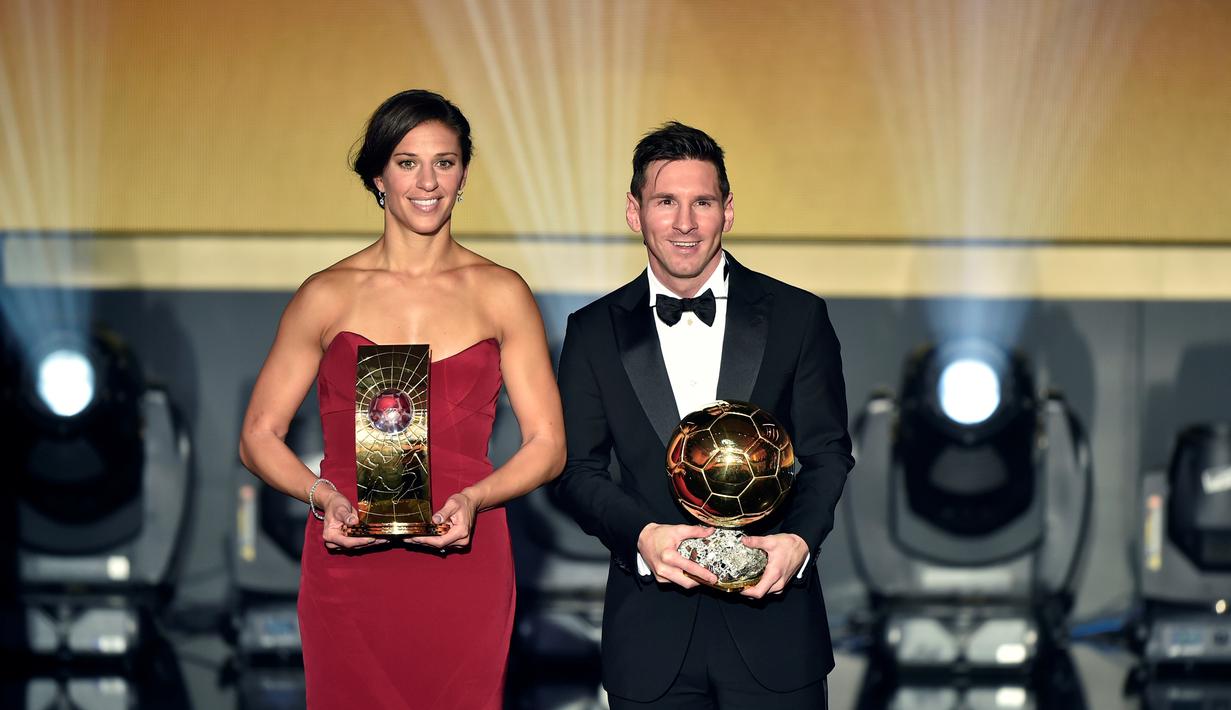 Lionel Messi berpose dengan kapten Timnas Putri AS, Carli Lloyd, yang meraih gelar Pesepak bola Wanita Terbaik Dunia 2015. (AFP/Fabrice Coffrini)