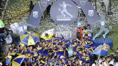 Pemain Boca Juniors merayakan juara Copa Diego Armando Maradona usai mengalahakan Bandfield di San Juan del Bicentenario Stadium, Selasa (19/1/2021). Boca Juniors menang 5-3 atas Banfield lewat adu penalti. (AFP/Andres Larrovere/various sources)