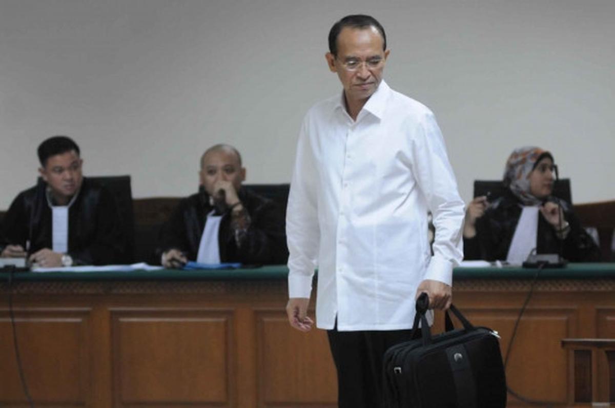 Berkemeja putih, terdakwa SDA jalani sidang putusan sela