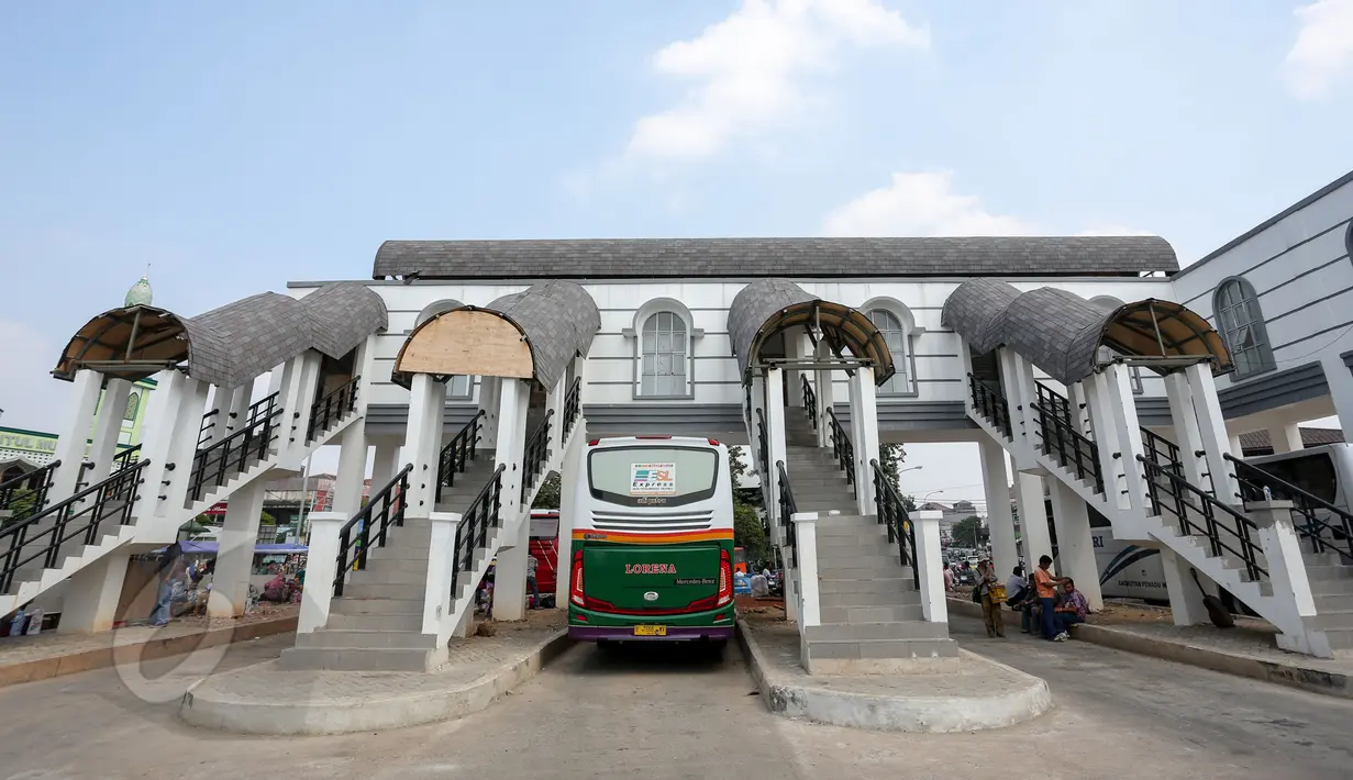 Sebuah bus berjalan mundur saat memasuki Terminal Rawamangun lewat jalur keluar, Jakarta, Jumat (29/5/2015). Kondisi Terminal Bus Rawamangun saat ini belum bisa dimasuki oleh bus-bus AKAP yang berukuran besar. (Liputan6.com/Faizal Fanani)