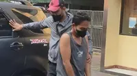 Residivis pencurian mobil berinisial S saat diamankan petugas kepolisian. (Liputan6.com/ Dok Ist)